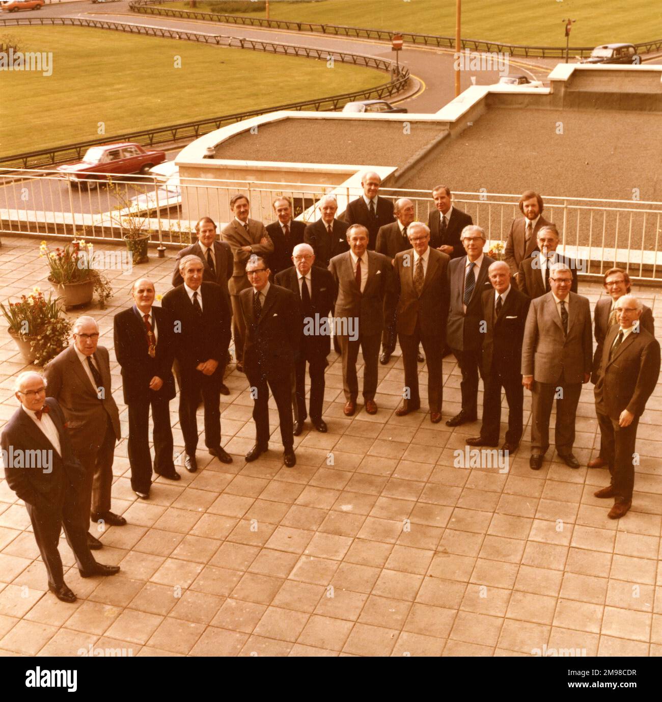 Il 1974-1975 Royal Aeronautical Society Council sulla terrazza al numero 4 di Hamilton Place, 24 aprile 1975. Foto Stock