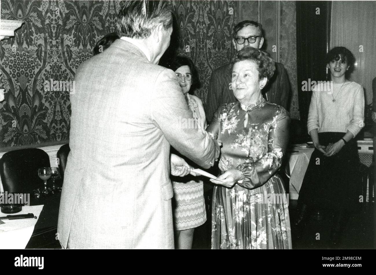 Festa di riposo per Jenny Denny, una delle due Signore del tè/caffè presso la sede della Royal Aeronautical Society. Foto Stock