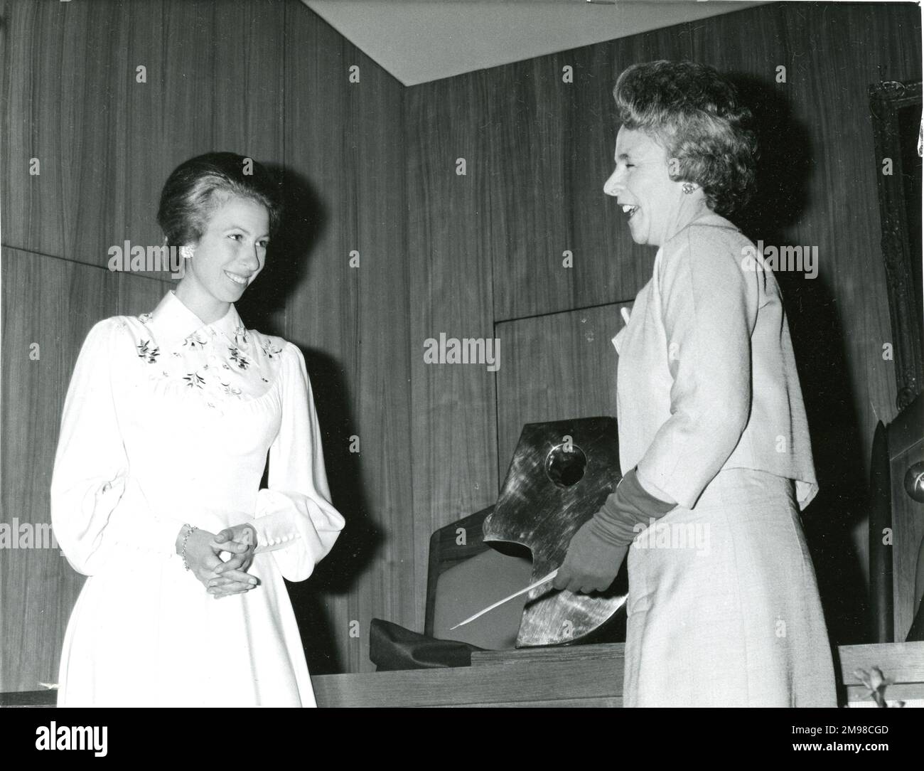 HRH la principessa Anne ha visitato la sede della Royal Aeronautical Society al n.4 di Hamilton Place, Londra, il 20 maggio 1974 per presentare il Whitney Straight Award, una scultura di Dame Barbara Hepworth, alla signora Yvonne Sintes, a destra. Il Whitney Straight Award è stato donato nel 1967 da Air Cdre Whitney Straight, vice presidente di Rolls-Royce, per riconoscere il successo e lo status delle donne nel settore dell'aviazione. Foto Stock