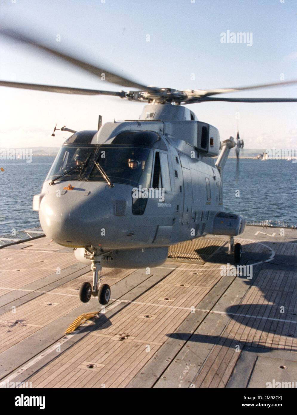EH Industries (in seguito AgustaWestland) EH101 PP5, ZF649, quinto di nove elicotteri di pre-produzione, atterrando su HMS Norfolk (F230), una fregata di tipo 23. Foto Stock