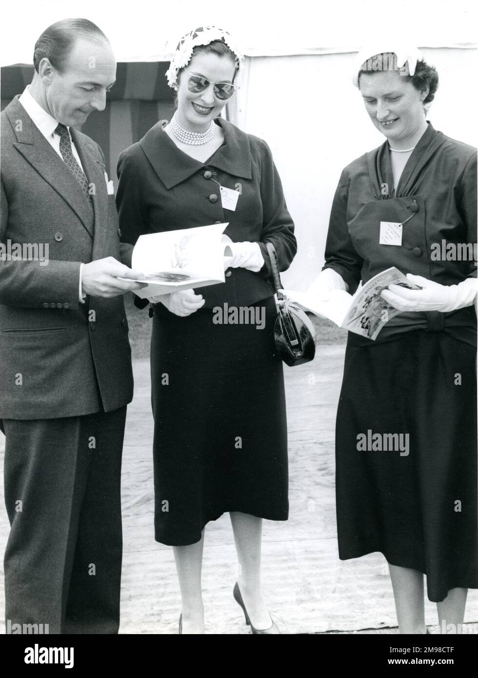 Sig. E sig.ra J.D. Profumo (signorina Valerie Hobson) e la signora Watkinson, moglie del ministro dei Trasporti e dell'aviazione civile, al 1956 Royal Aeronautical Society Garden Party di Wisley il 15 luglio. Foto Stock