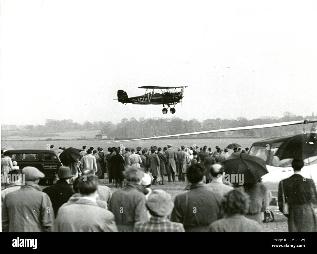Neville Duke Flying Hawker Tomtit G-AFTA al 1951 Royal Aeronautical Society Garden Party presso il White Waltham Aerodromo il 6 maggio. Foto Stock