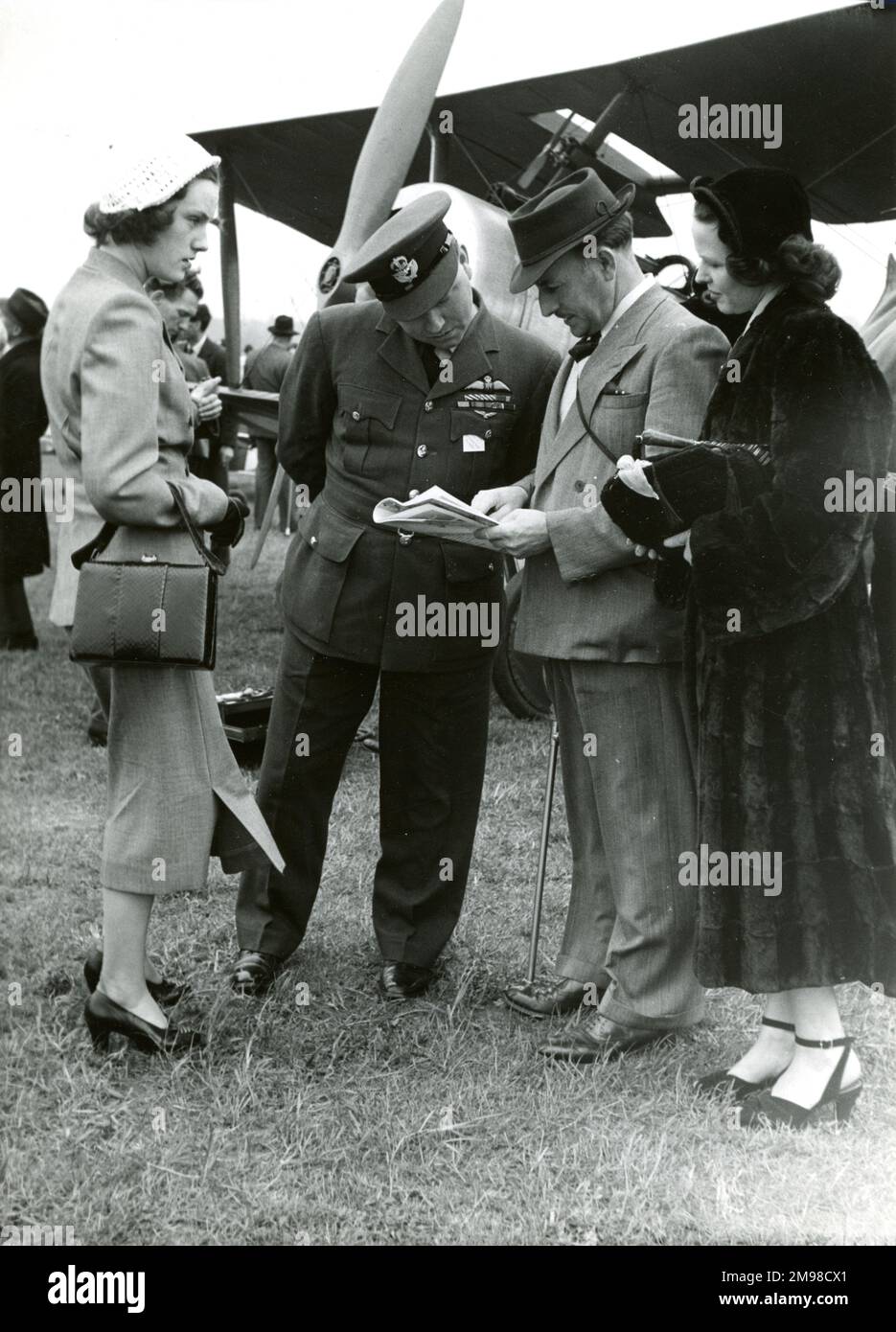 Gli ospiti si trovano di fronte al Sopwith Pup, appartenente alla Shuttleworth Collection, al Royal Aeronautical Society Garden Party del 1951, presso il White Waltham Aerodromo, il 6 maggio. Foto Stock