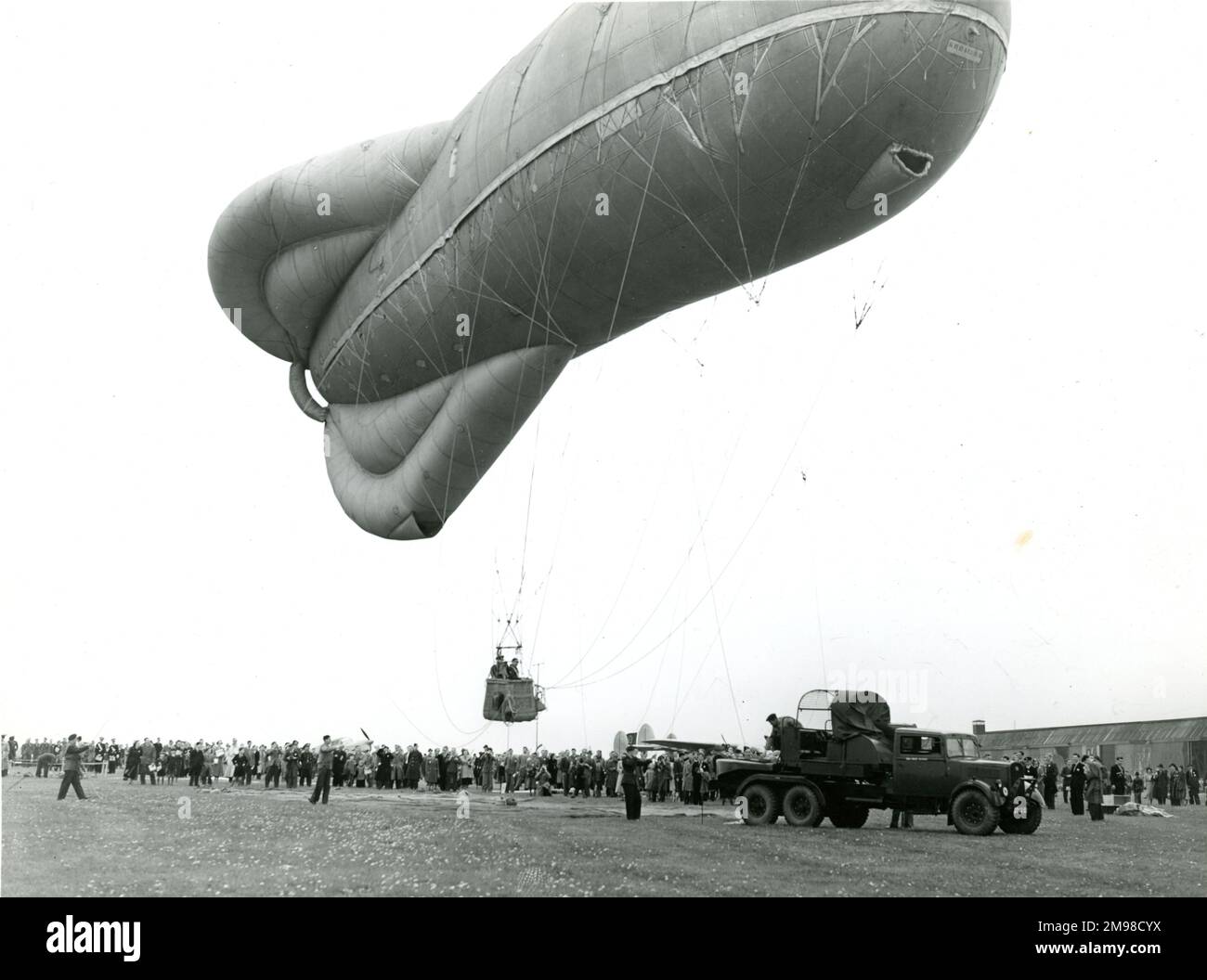 Blimp al 1951° Royal Aeronautical Society Garden Party presso il White Waltham Aerodromo il 6 maggio. Foto Stock