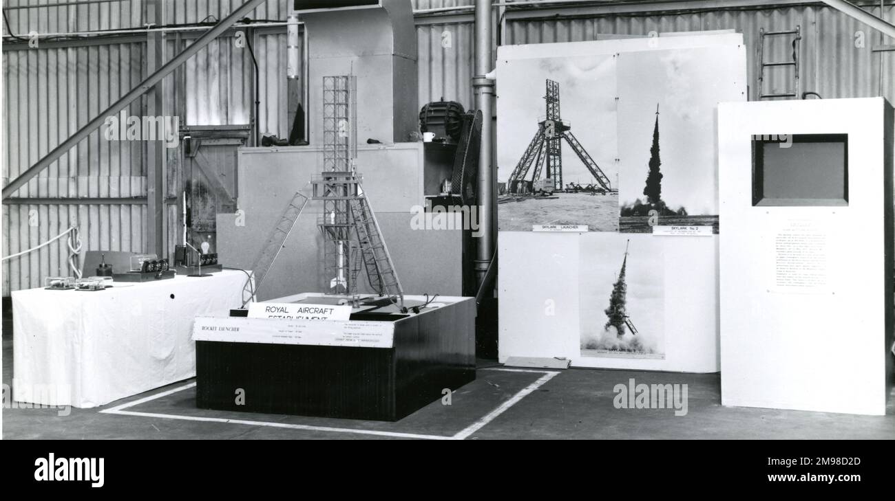 Mostra modello di istituzione di velivoli reali del razzo di ricerca ad alta quota di Skylark al 1957 Royal Aeronautical Society Garden Party di Wisley il 15 settembre. Foto Stock