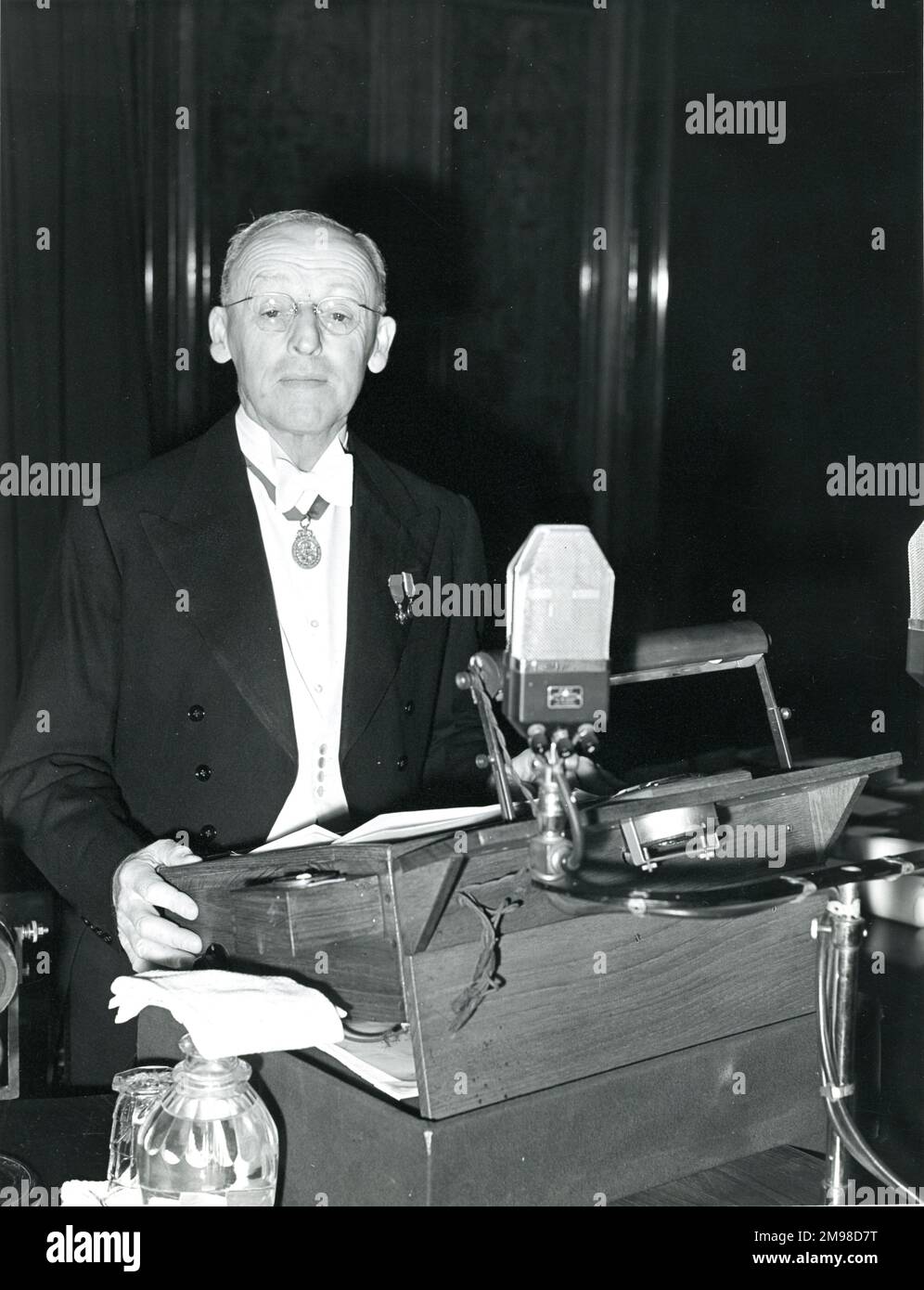 Sir William Farren, presidente della Royal Aeronatical Society 1953-1954, consegna la 44th Wilbur Wright Lecture, "The Aerodynamic Art" Il 17 maggio 1956. Foto Stock