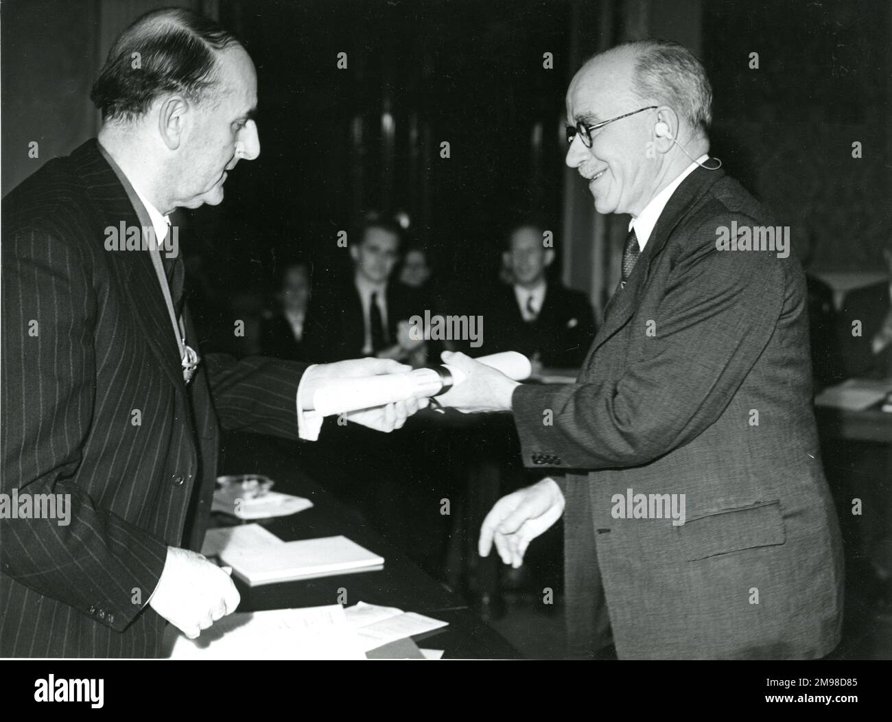 Sir Sydney Camm, CBE, FRAeS, 1893-1966, Raes Presidente 1954-1955, A sinistra, presenta H. Grinsted con il suo certificato di Honorary Fellowship all'AGM della Royal Aeronautical Society il 5 maggio 1955 al numero 4 di Hamilton Place. Foto Stock