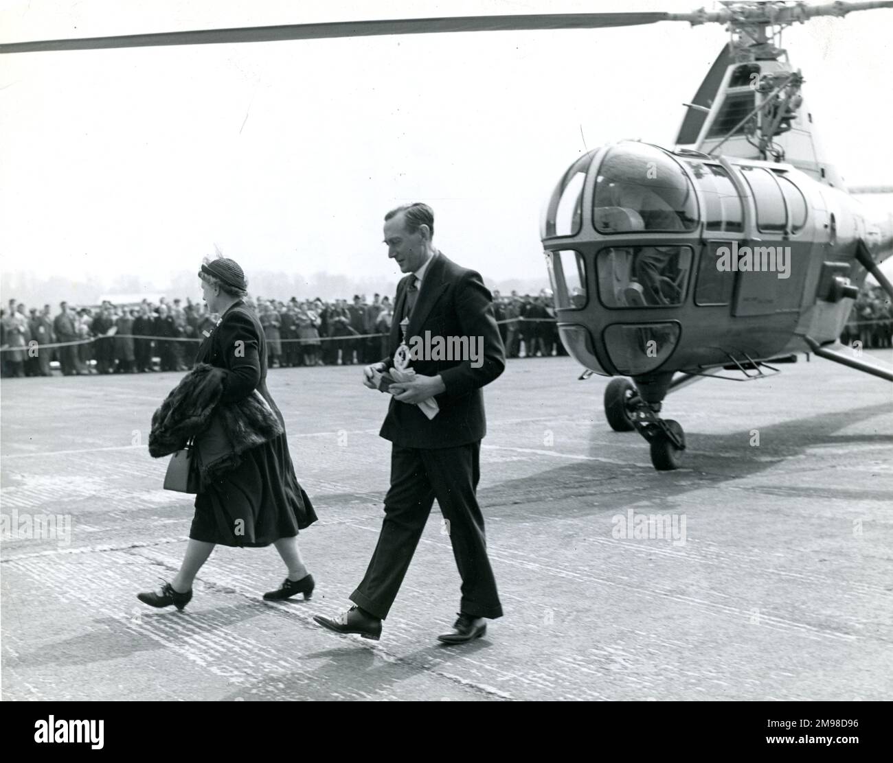 G.P. maggiore Bulman, CBE, FRAeS, presidente della Royal Aeronautical Society 1950-1951 e sua moglie arrivano al 1951 Royal Aeronautical Society Garden Party presso il White Waltham Aerodromo il 6 maggio da un Westland S51 volato da D. Colvin. Foto Stock