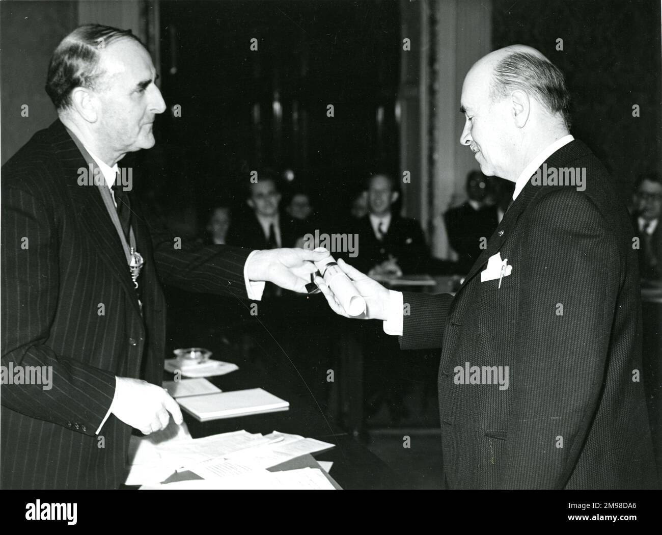 Sir Sydney Camm, CBE, FRAeS, 1893-1966, Raes Presidente 1954-1955, A sinistra, presenta Igor Sikorsky con il suo certificato di Honorary Fellowship presso l'AGM della Royal Aeronautical Society il 5 maggio 1955 al numero 4 di Hamilton Place. Foto Stock