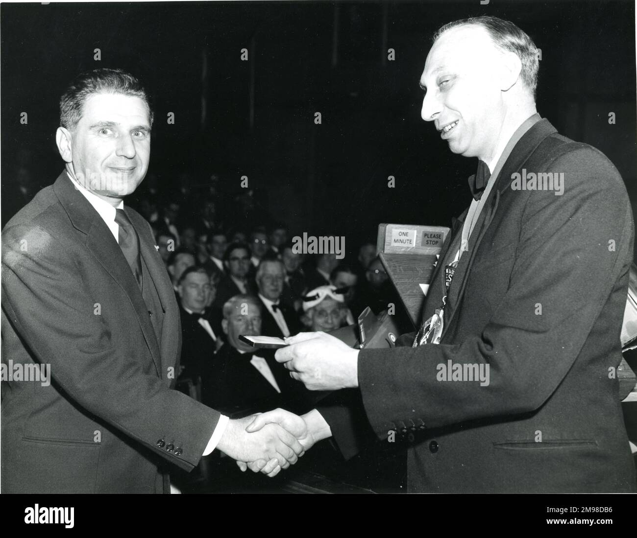 Prima della 12th Louis Bl‚Riot Lecture del 12 marzo 1959 presso l'Istituto degli ingegneri meccanici, Birdcage Walk, Londra, Sir Arnold Hall, presidente Raes 1958-1959, Ha presentato la Royal Aeronautical Society Gold Medal al Generale Gallois che stava raccogliendo il premio per conto di Marcel Dassault. La conferenza è stata tenuta dal generale No. Il Daum, direttore tecnico, Nord Aviation, e intitolato?The Griffon Aircraft e il futuro della combinazione Turbo-RAM-Jet nella propulsione degli aerei Supersonici? E fu dato alla presenza di Madame Bl‚riot. Foto Stock