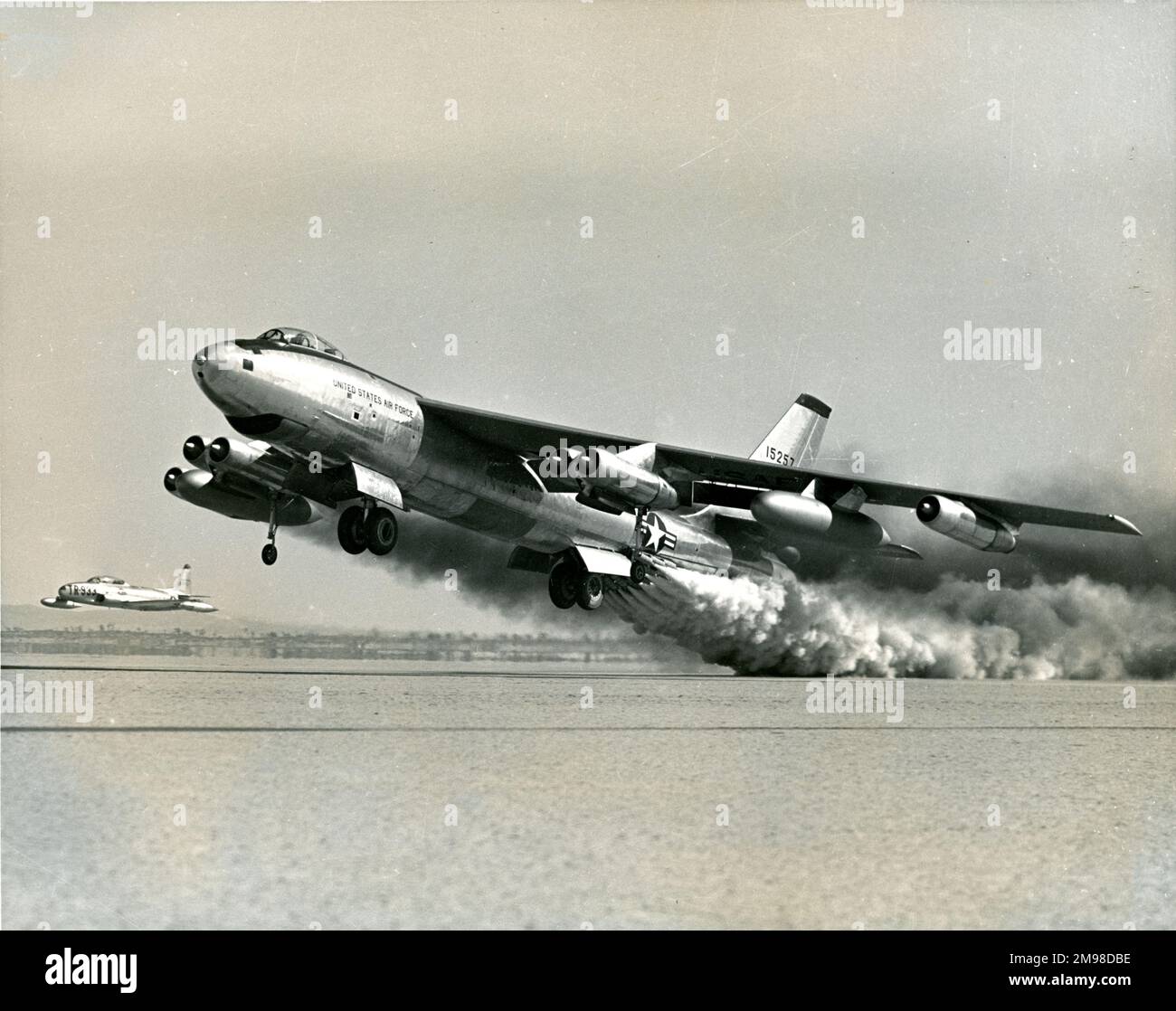 Il Boeing B-47E Stratojet, 51-5257, decollo dal Centro di prova dell'aeronautica con l'aiuto delle unità JATO. Foto Stock