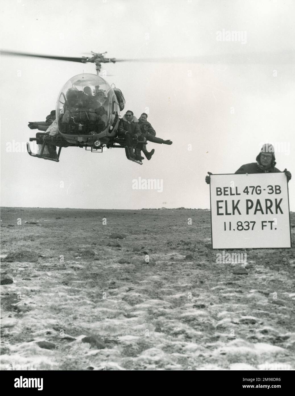 Bell Model 47G-3B si allena all'Elk Park con otto uomini a bordo. Foto Stock