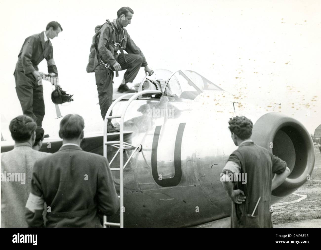 SQN LDR Bob Moore salendo nell'abitacolo del prototipo Saab J29, 29001, per il suo primo volo, il 1 settembre 1948. Foto Stock