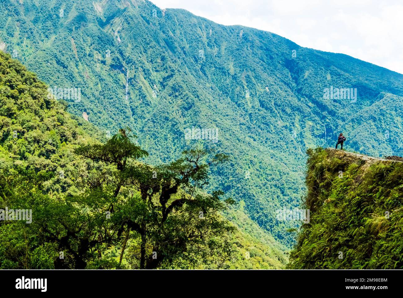 Biker al bordo della strada della morte boliviana Foto Stock