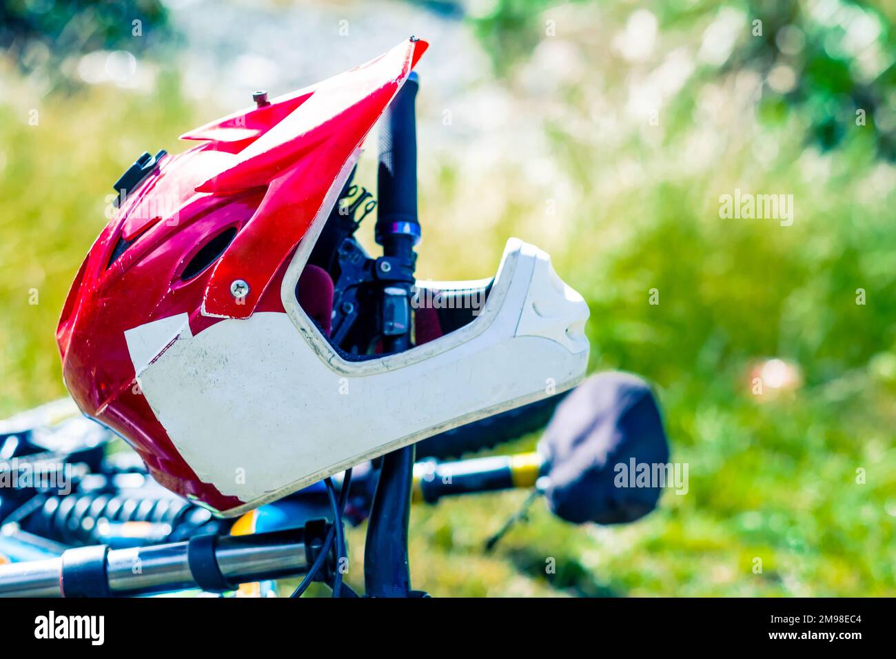 Casco sportivo di protezione rosso bianco Foto Stock