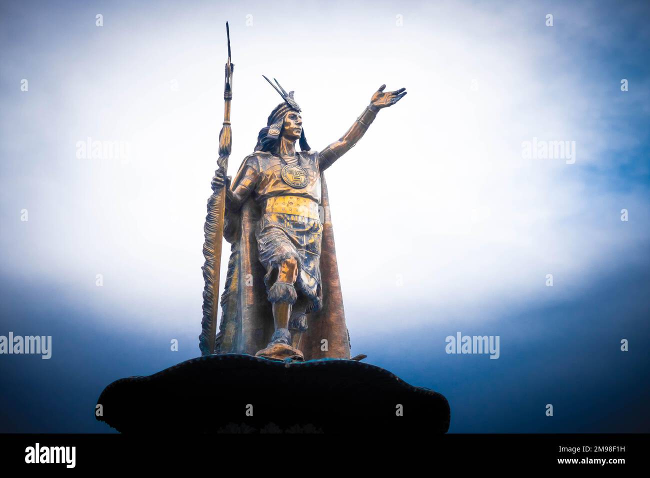 Statua dorata di Pachacuti sul piedistallo di Cusco Foto Stock