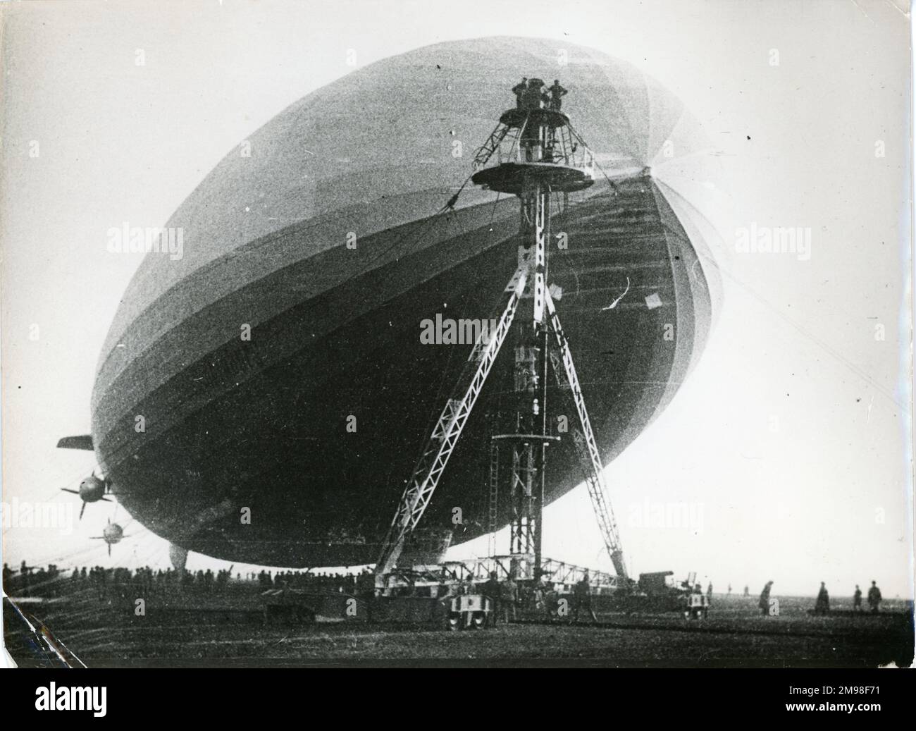 LZ 129 Hindenburg a Francoforte, il 14 maggio 1936 dopo il volo di ritorno in Europa da Lakehurst, New Jersey. Foto Stock