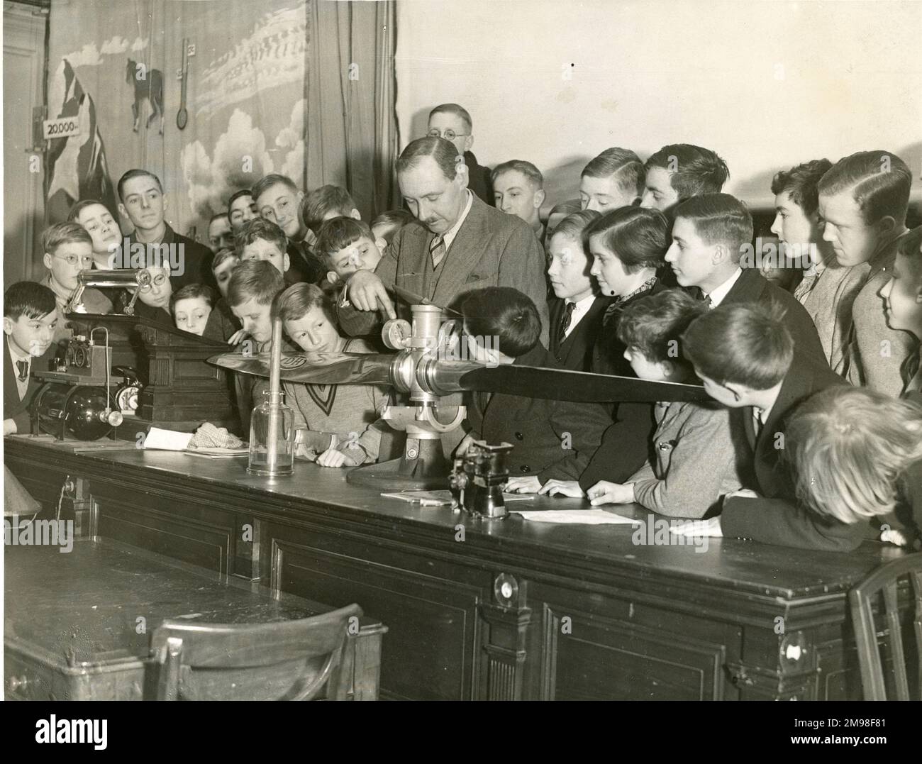Professor G.T.R. Hill spiega come funziona un'elica a passo variabile in una conferenza del dottor Mann Juvenile alla Royal Society of Arts, Adelphi, 13 gennaio 1937. Foto Stock