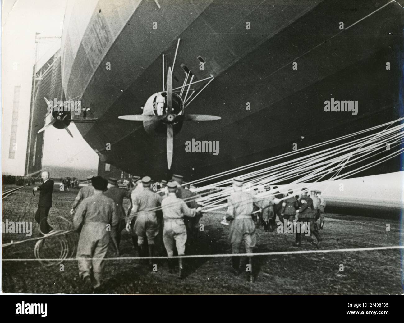 LZ 129 Hindenburg a Francoforte, il 14 maggio 1936 dopo il volo di ritorno in Europa da Lakehurst, New Jersey. Foto Stock