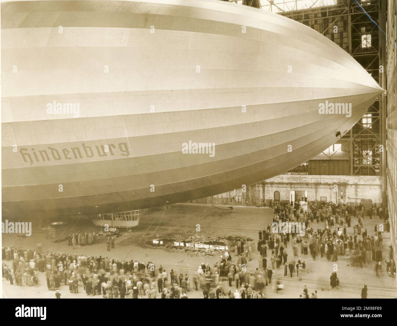 La LZ 129 Hindenburg a Lakehurst, New Jersey, 10 maggio 1936, dopo il suo primo volo per il Nord America da Friedrichshafen. Foto Stock