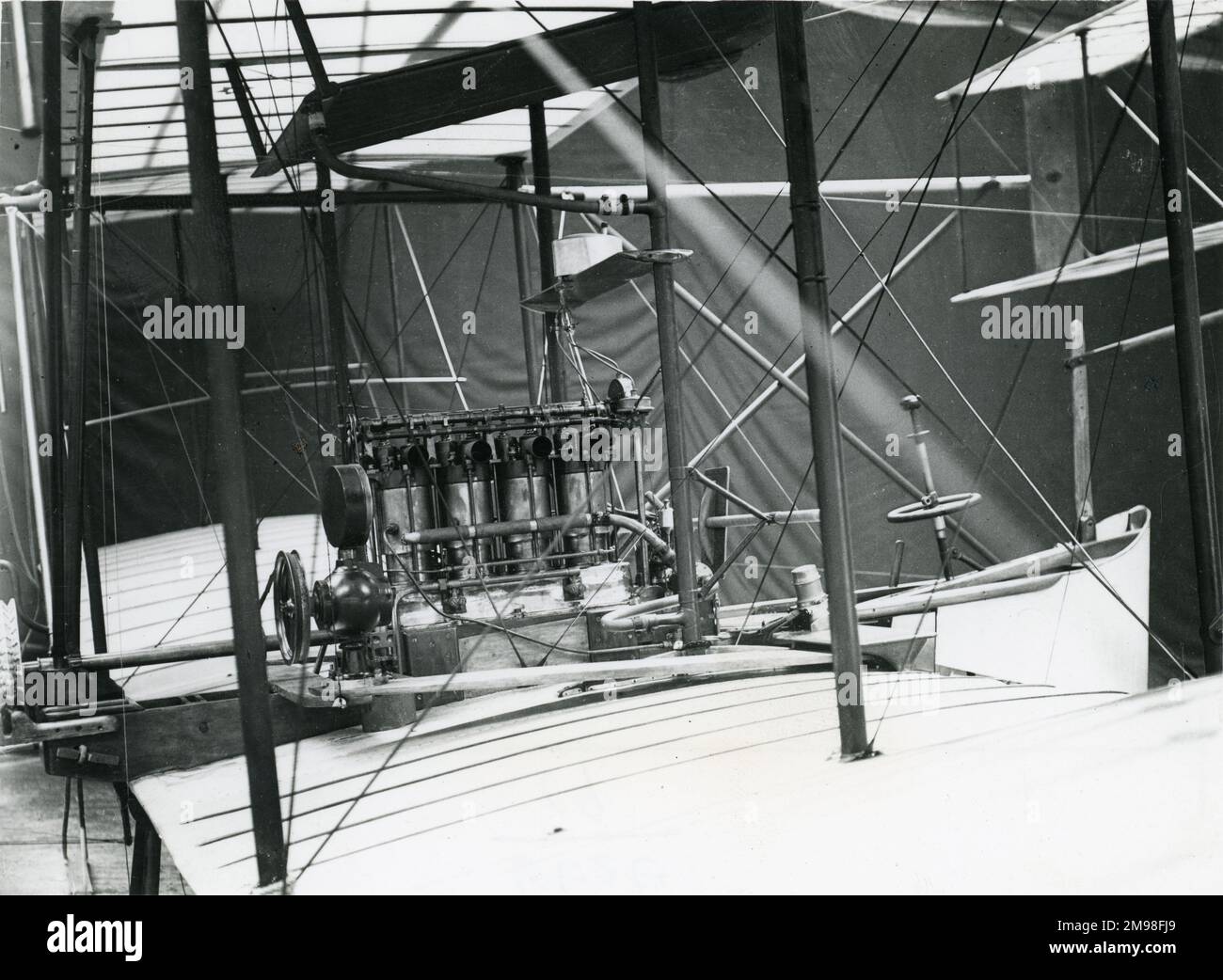 Il motore a quattro cilindri Maxim 80hp raffreddato ad acqua nel biplano Maxim 1910 di Crayford, Kent. Foto Stock