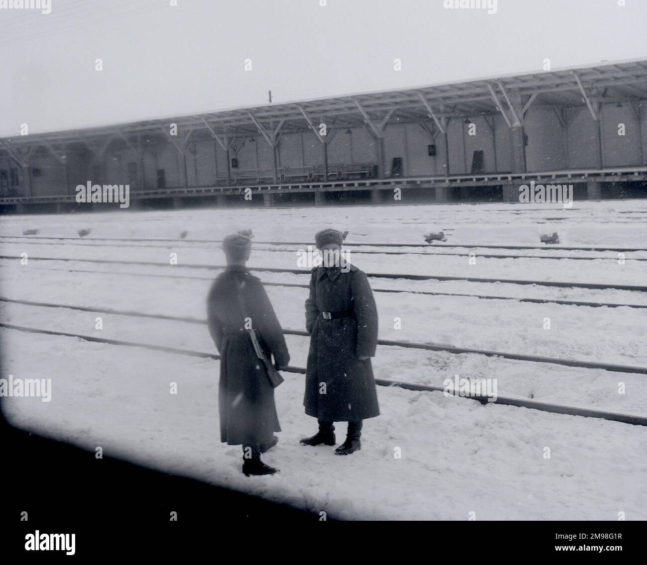 Guardie militari all'ex frontiera tedesca dell'Est-Ovest che si trova sulla neve Foto Stock