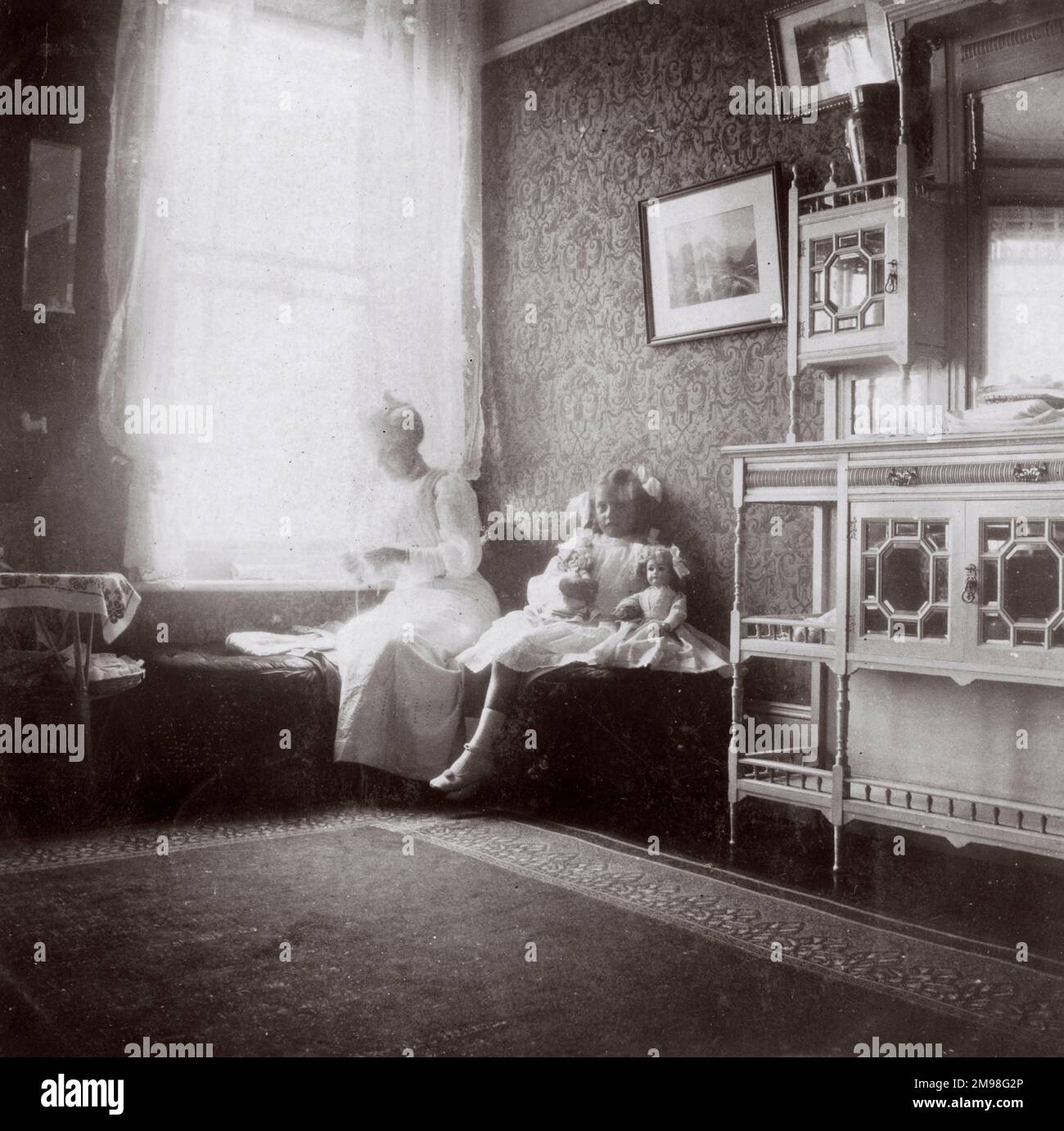 Madre e figlia (Ellen e Violet Auerbach) a Southwold, Suffolk, nel salotto del loro alloggio di vacanza, 25 North Parade. Foto Stock