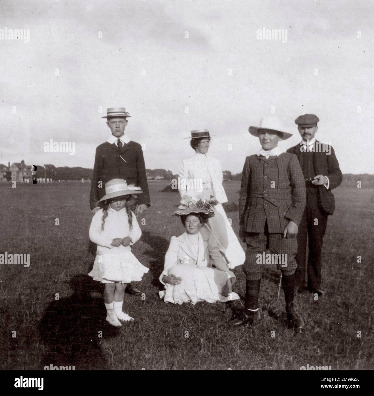Famiglia in vacanza, in piedi su Southwold Common, Southwold, Suffolk, una Domenica mattina. Foto Stock