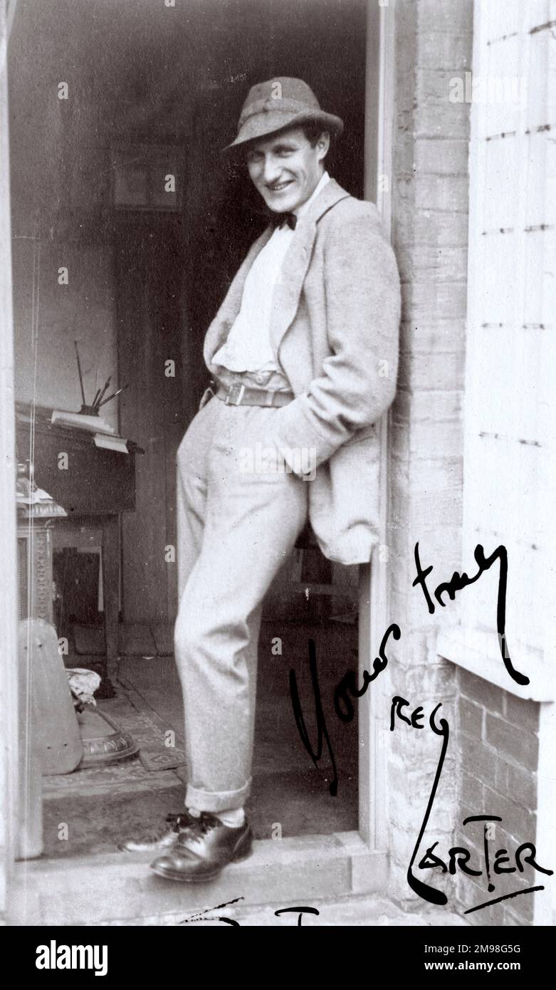 Reg carter (1886-1949), artista commerciale freelance, fuori dal suo studio a Granville House, High Street, Southwold, Suffolk. Ha tenuto lezioni di pittura al giovane Harold Auerbach quando quest'ultimo si trovava a Southwold in vacanza. Foto Stock