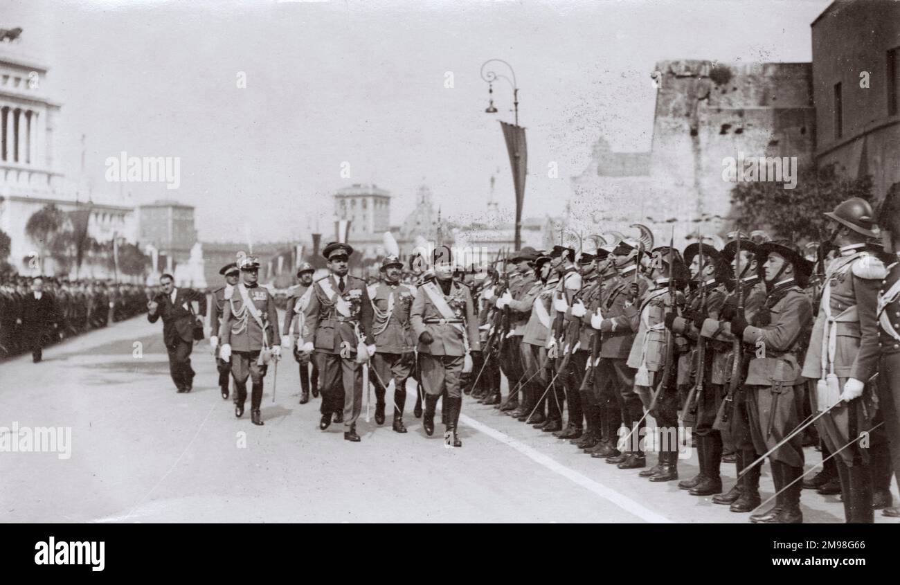 Benito Mussolini (1883-1945), leader politico italiano del Partito Nazionale fascista, 27th primo Ministro italiano, ha partecipato a una parata militare. Foto Stock