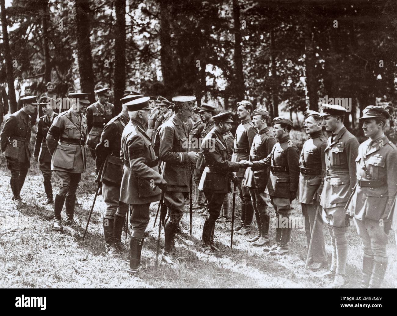 Re Giorgio V ispezionando i piloti della RAF sul fronte occidentale in Francia durante la prima guerra mondiale, agosto 1918. Il generale Herbert Plumer (soprannominato Old Plum) è visibile sulla sinistra. Gli uomini appartenevano a 53 Squadron, che comprendeva Harold Auerbach. Foto Stock