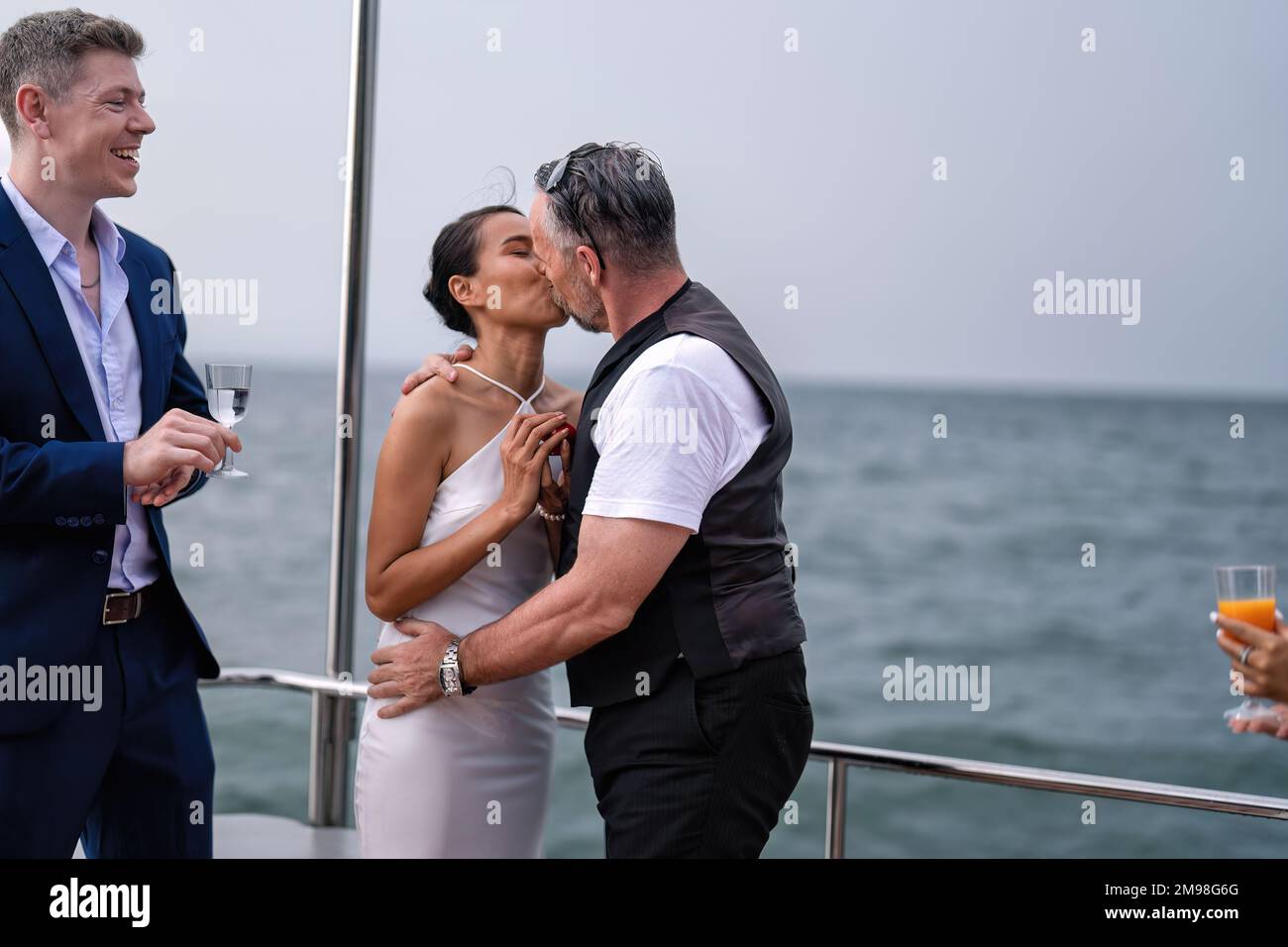 Uomo d'affari e ragazza amico in vacanza a vela sul ginocchio yacht proposto sposarsi Foto Stock