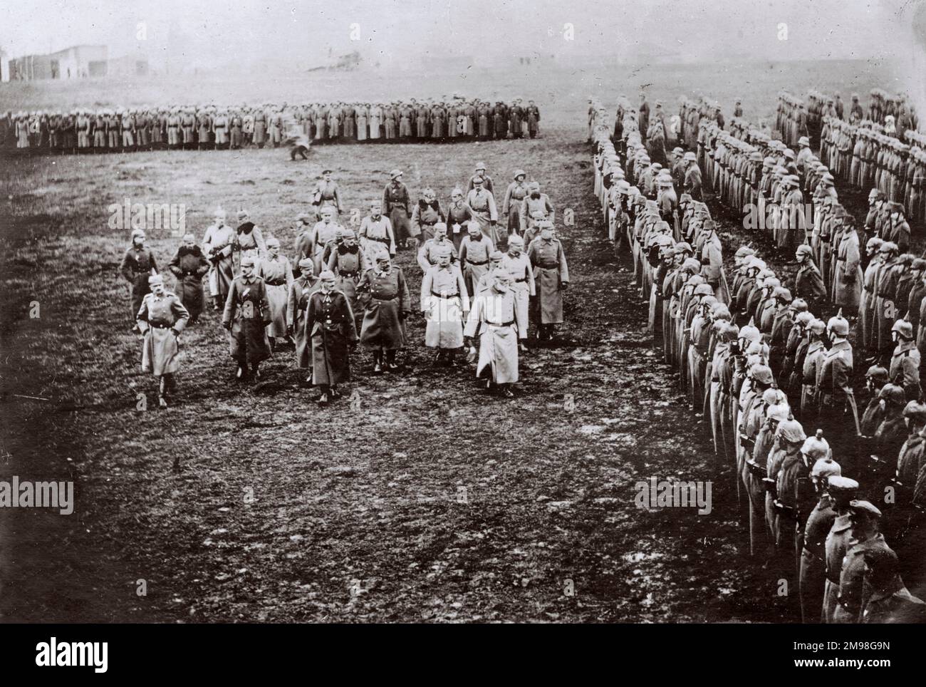 Re Ludovico III di Baviera, Kaiser Wilhelm II, Maresciallo di campo Paul von Hindenburg e altri che ispezionano parte del corpo volante tedesco, fotografato da un prigioniero. Foto Stock