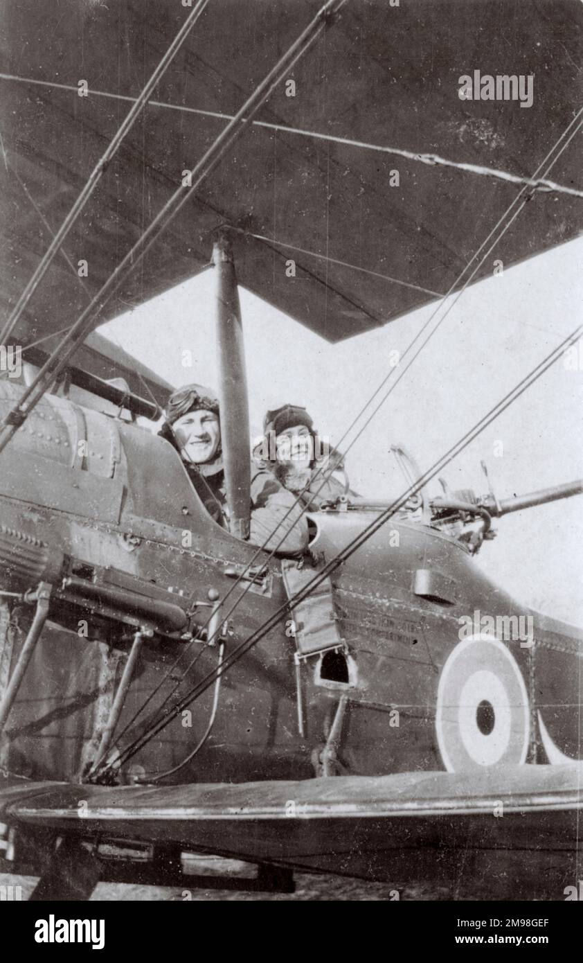 Due equipanti RFC in aereo, a Villeselve, Oise, Francia settentrionale, marzo 1918. Foto Stock