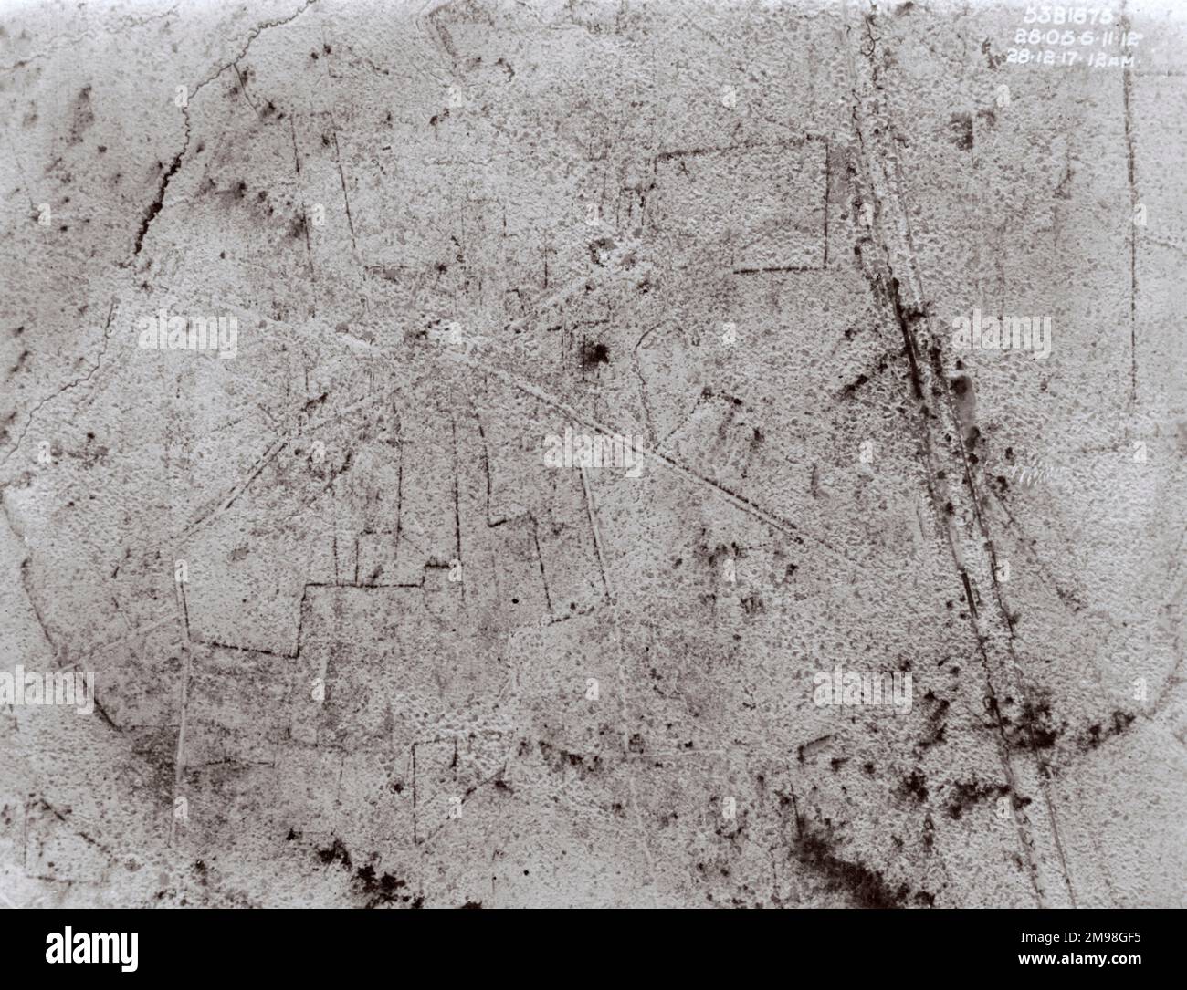 Veduta aerea di Hollebeke, vicino a Ypres, Fiandre Occidentali, Belgio, il 28 dicembre 1917, una zona in prima linea con neve sul terreno. Il canale e la ferrovia possono essere visti. Le macchie nere sono aree di nuovo sgusciate. Foto Stock