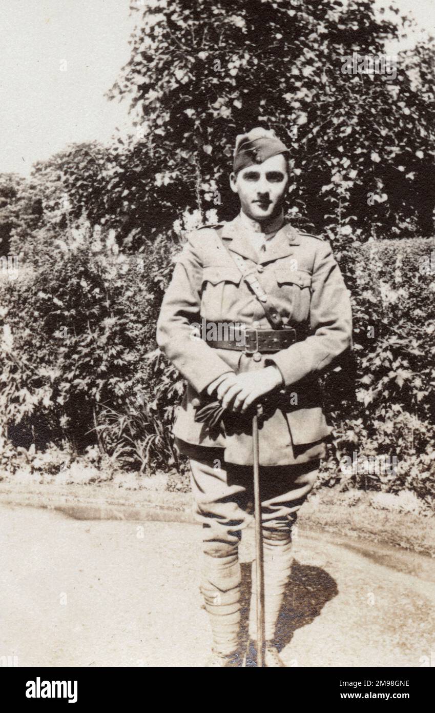 Soldato (Harold Auerbach) in uniforme in un giardino, che serve nel Royal Flying Corps durante la prima guerra mondiale. Foto Stock