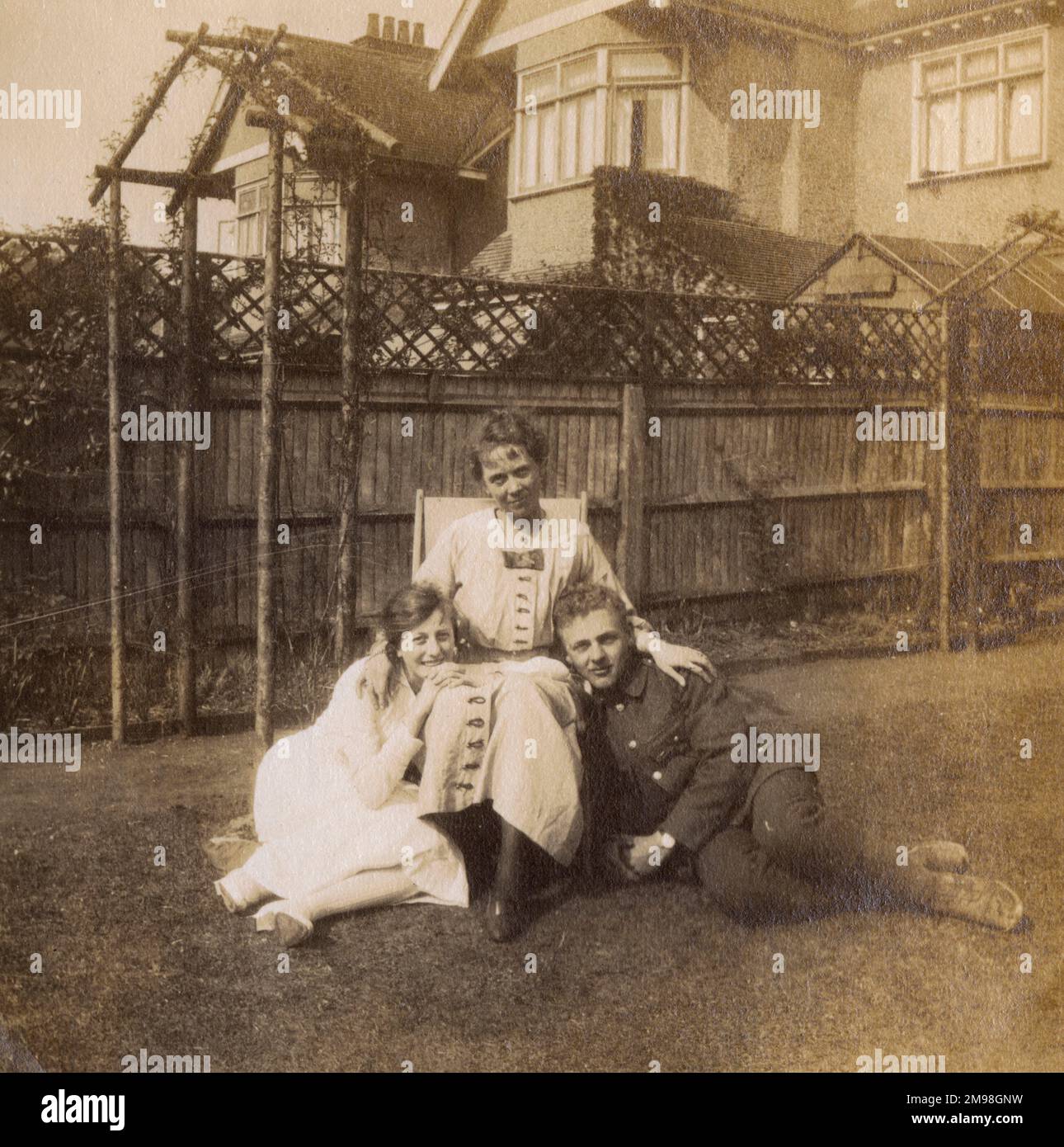 Soldato in congedo, rilassandosi con la fidanzata e la madre in un giardino a Cheam, Surrey, durante la prima guerra mondiale. Sono Albert Auerbach, Molly Bowie e Mrs Bowie. Foto Stock