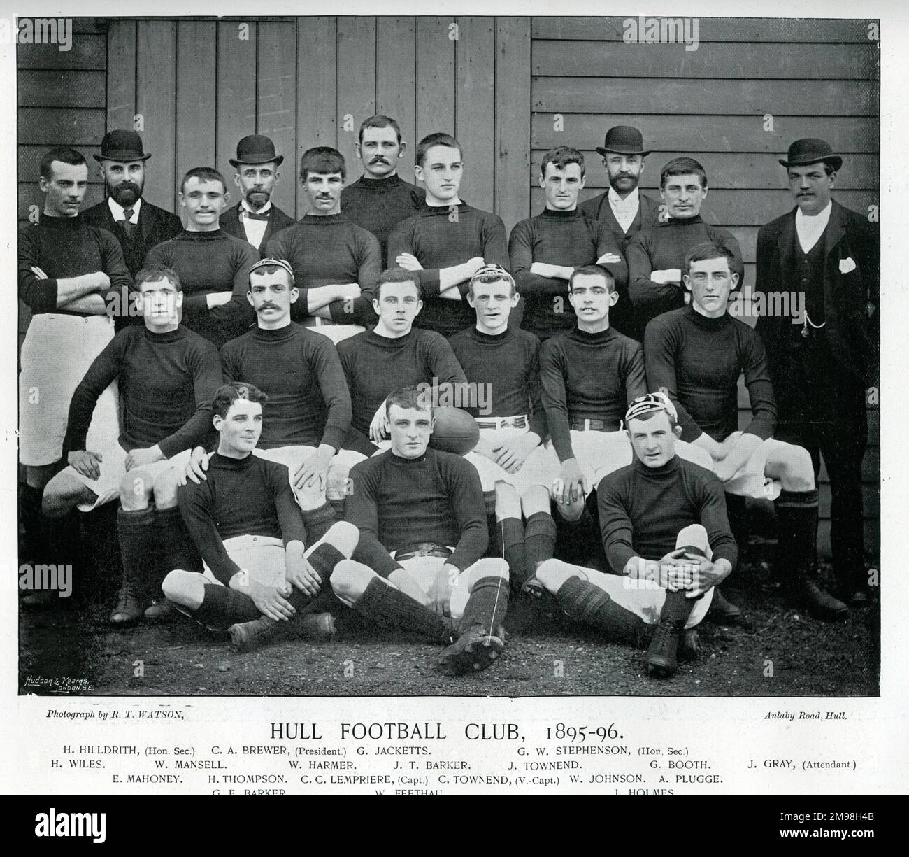 Hull Football Club and Management, 1895-1896: Hilldrith (Segretario Hon), Brewer (Presidente), Jacketts, Stephenson (Segretario Hon), Wiles, Mansell, Harmer, Barker, Townend, Stand, Gray (Attendant), Mahoney, Thompson, Lempriere (Capitano), Townend (Vice Capitano), Johnson, Plugge, Barker, Feetham, Holmes. Foto Stock