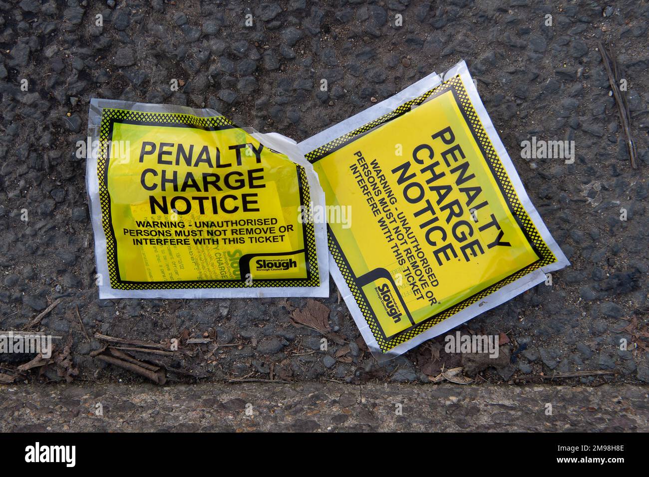 Slough, Berkshire, Regno Unito. 14th dicembre 2022. Biglietti per il parcheggio scopati in una strada a Slough. Credito: Maureen McLean/Alamy Foto Stock