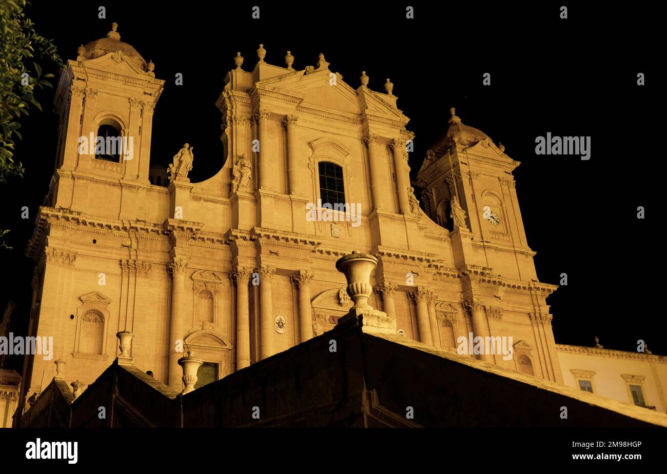 Noto, Sicilia. Vista notturna della cattedrale di San Nicola, progettata dall'architetto italiano Rosario Gagliardi. Foto Stock
