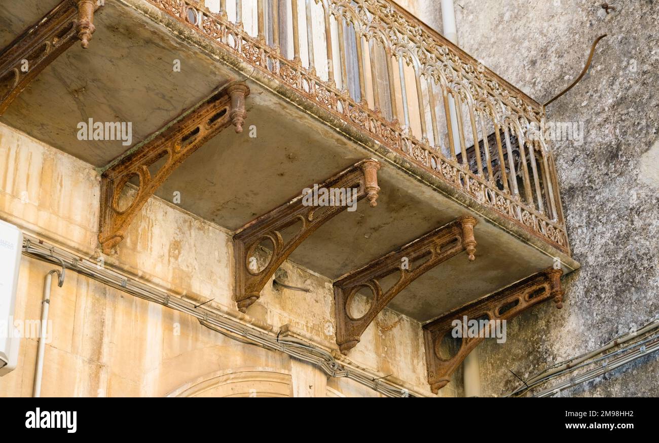 Modica, Sicilia. Particolare supporto balcone in un edificio nel centro storico. Foto Stock