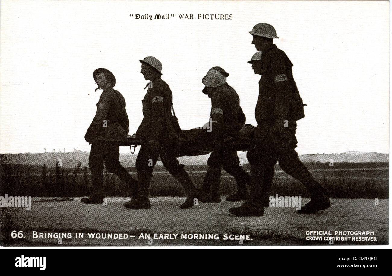 Portando in i feriti, una scena di primo mattino, WW1. Foto Stock