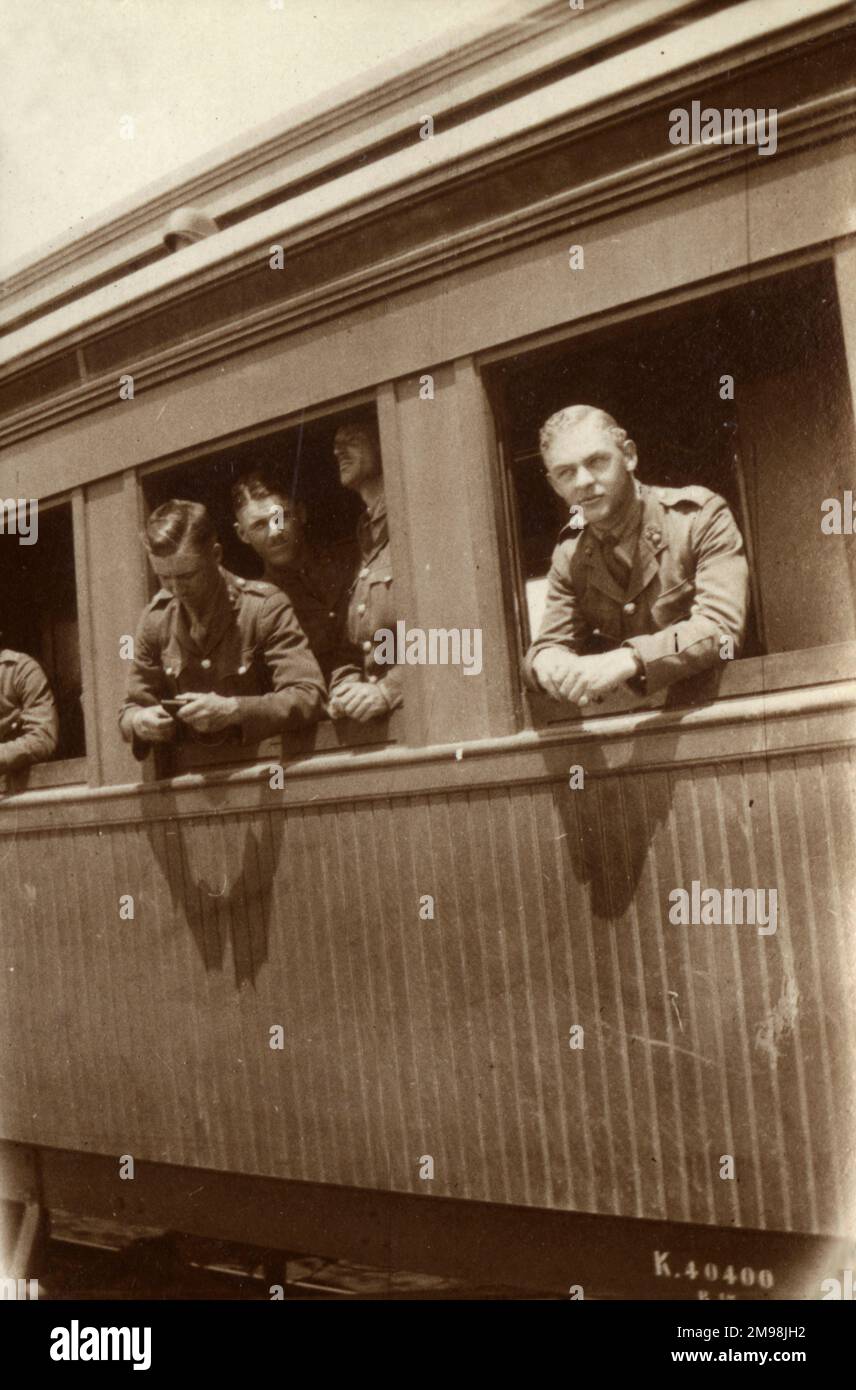 Soldati su un treno, in partenza per il fronte occidentale, durante la prima guerra mondiale. Sulla destra si trova Albert Auerbach dei reali Fusiliers, ucciso in azione nella Somme il 1 settembre 1918. Foto Stock