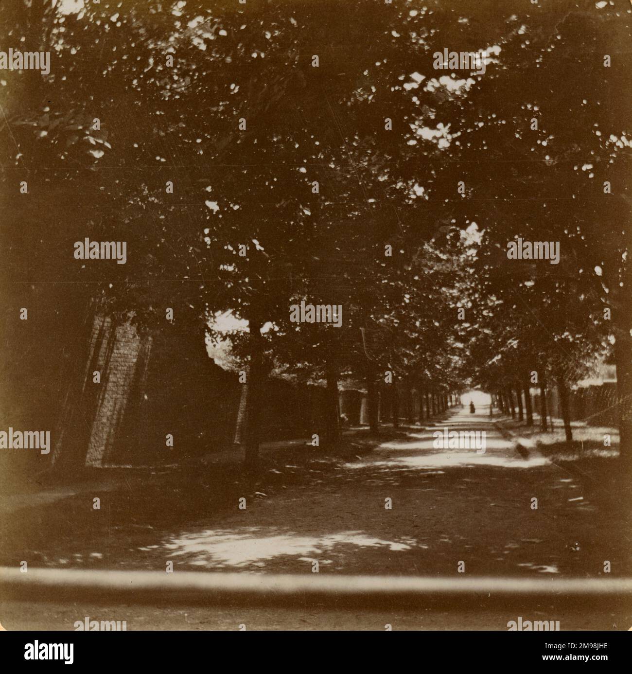 Scena estiva a Longfield Avenue, Ealing, West London. Foto Stock