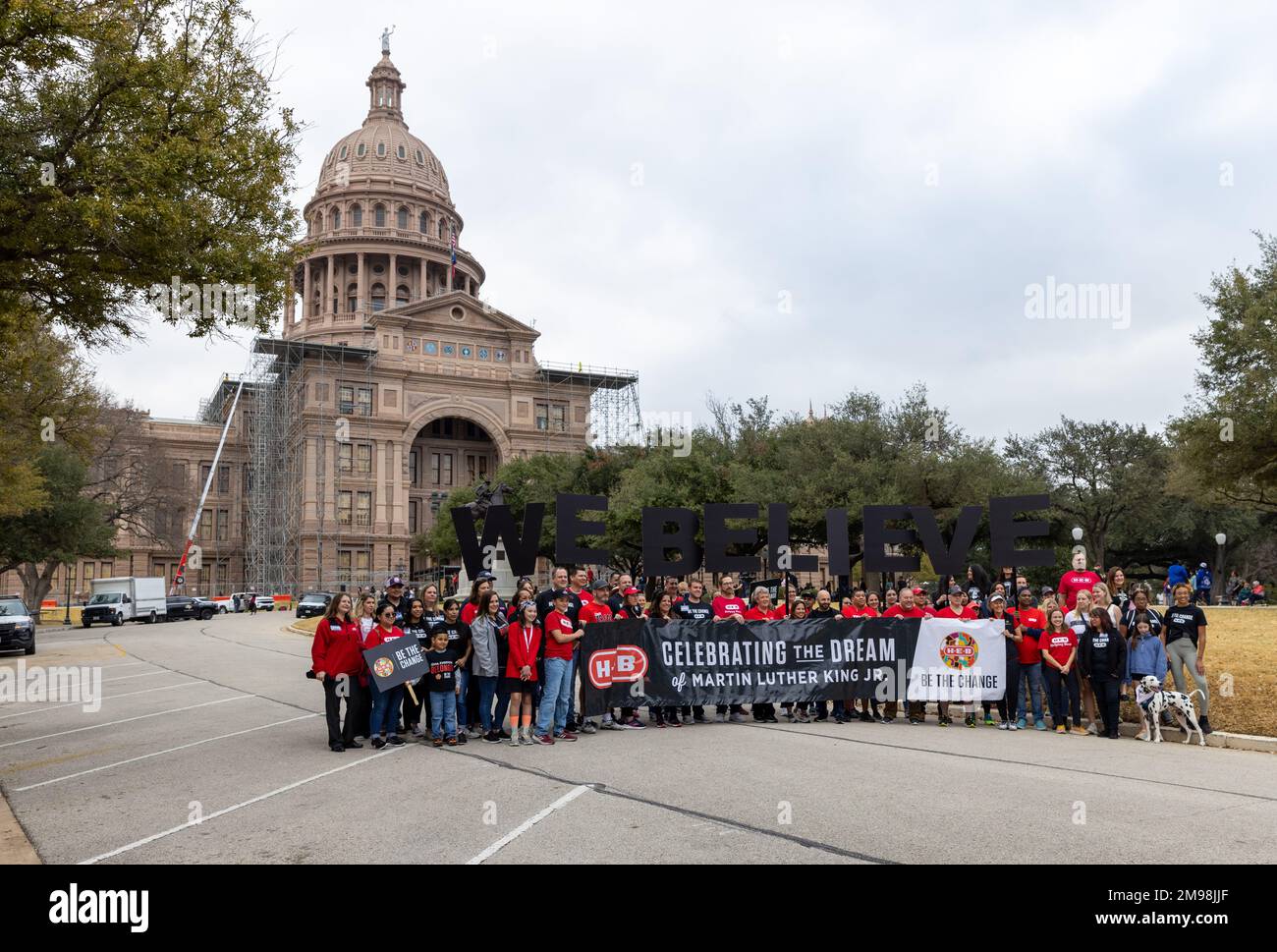 Austin, Stati Uniti. 16th Jan, 2023. I partner H-e-B si riuniscono presso l'edificio del Campidoglio del Texas in occasione del Martin Luther King Junior Day, il 16 gennaio 2023. La marcia annuale della MLK è tornata da un periodo di sospensione di tre anni a causa della pandemia. (Foto di Stephanie Tacy/Sipa USA) Credit: Sipa USA/Alamy Live News Foto Stock