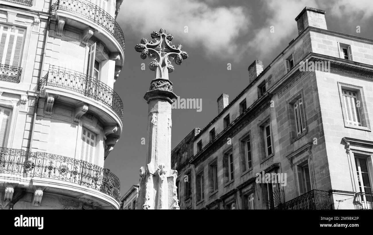 Quartiere storico di Bordeaux, Francia. La croce a Place Saint Projet, risalente al 1392 quando questo spazio era originariamente occupato da una chiesa e un cem Foto Stock