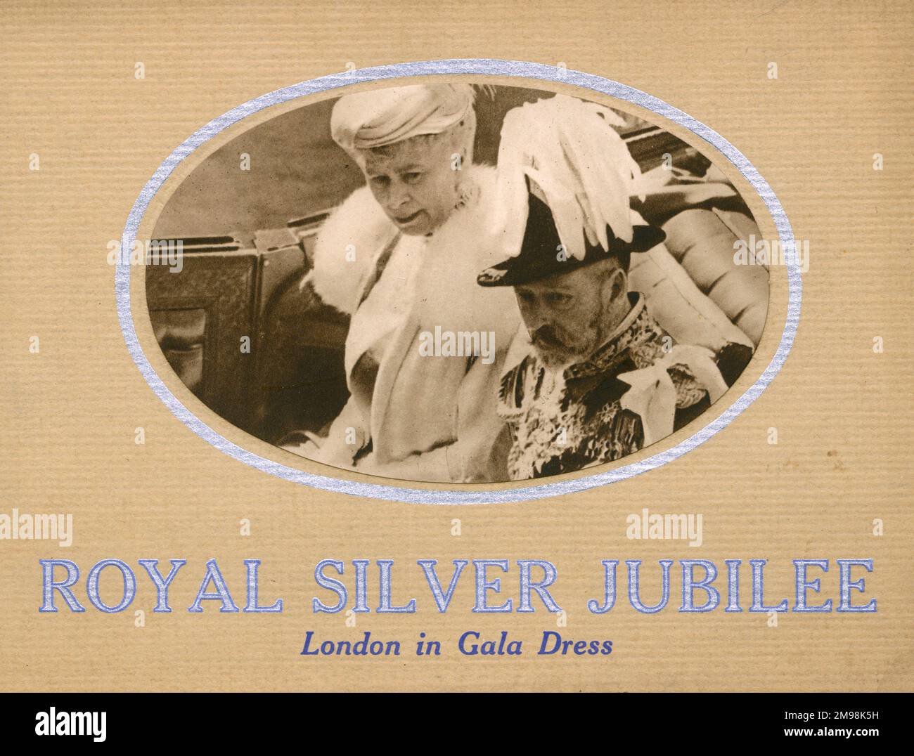 Copertina di un opuscolo, Royal Silver Jubilee, London in Gala Dress, per commemorare le celebrazioni del 6 maggio 1935, in occasione del Giubileo d'argento di Re Giorgio V. Con un intaglio ovale che mostra la prima fotografia, di re Giorgio e della regina Maria in loro carrozza. Foto Stock