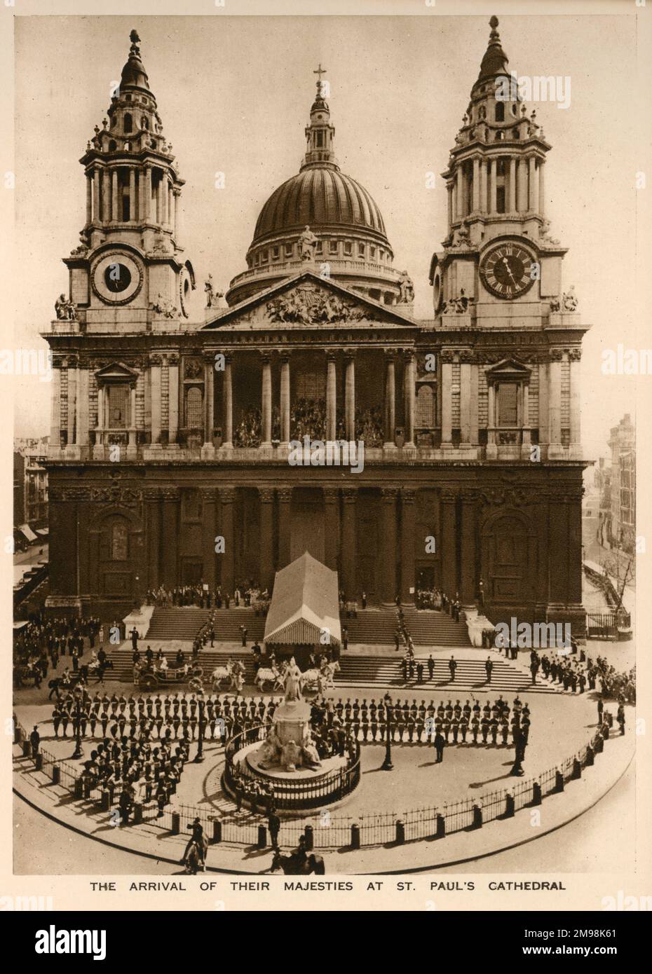 Re Giorgio V e la Regina Maria in carrozza aperta, arrivando alla Cattedrale di San Paolo per il servizio di ringraziamento del Giubileo d'Argento reale, il 6 maggio 1935, per celebrare 25 anni sul trono britannico. Foto Stock