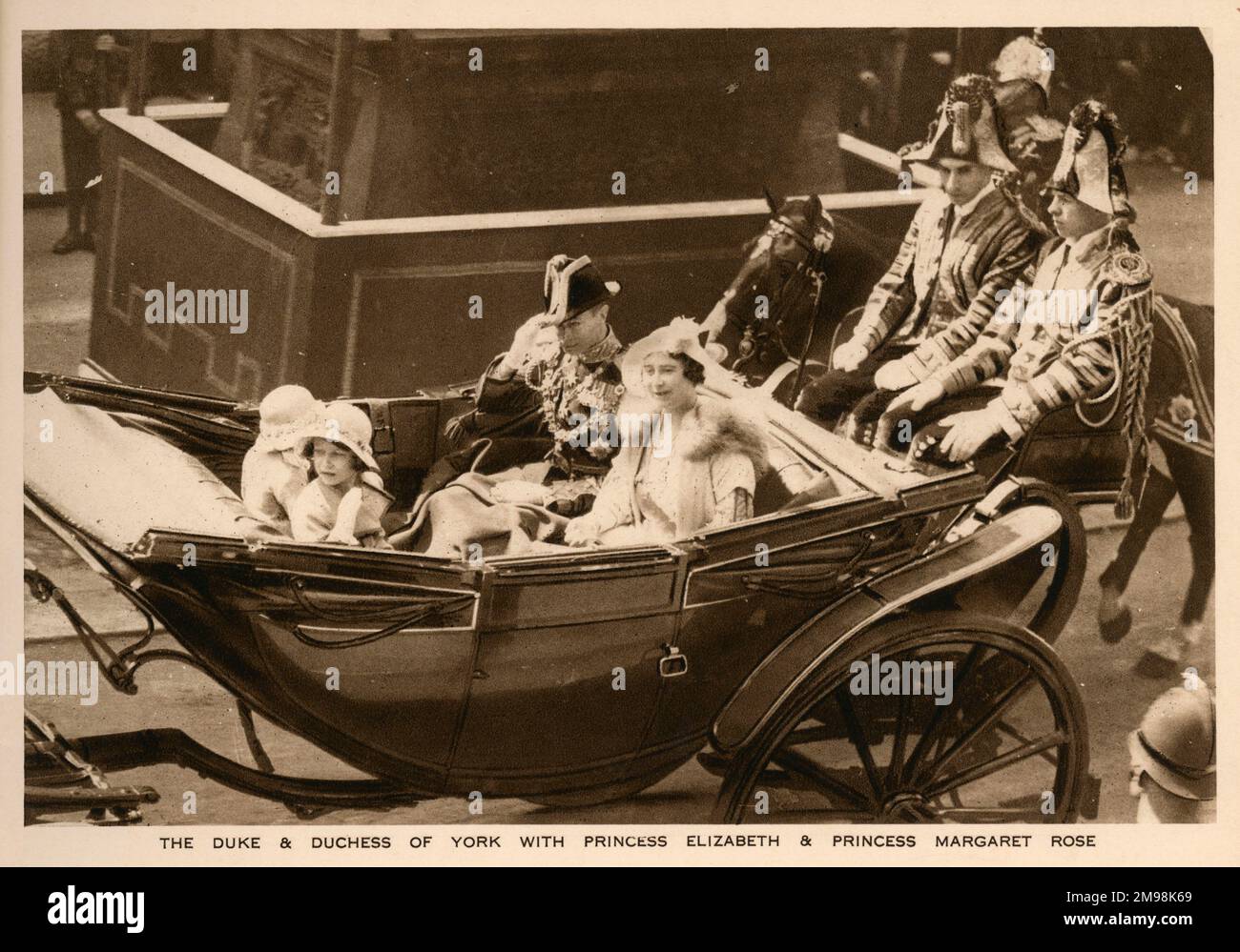 Il Duca e la Duchessa di York con la Principessa Elisabetta e la Principessa Margaret Rose, in una carrozza aperta sulla strada per la Cattedrale di San Paolo per il servizio di ringraziamento del Giubileo d'Argento reale, il 6 maggio 1935, per celebrare i 25 anni del re Giorgio V e della regina Maria sul trono britannico. Foto Stock