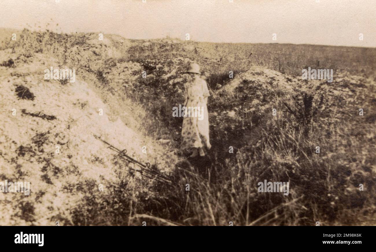 Donna (Lucy Auerbach) in visita al fronte occidentale dopo la prima guerra mondiale, nel settembre 1920. È in piedi in una trincea poco profonda appena fuori Bouchavesnes, Peronne, Somme, Francia settentrionale, nella zona in cui suo fratello, Albert Auerbach, è stato ucciso. Foto Stock